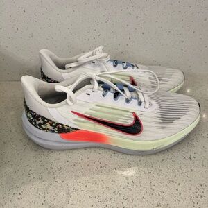 Nike Air Winflo 9 Women's road running shoe in the 'Confetti'